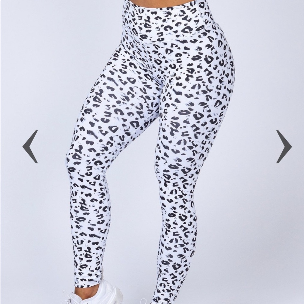 ***SOLD*** Scrunch bum Snow leopard Leggings